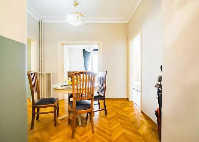 Emporikon Apartment Steps From Historic Center