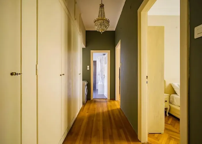 Emporikon Apartment Steps From Historic Center